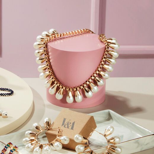 Statement faux pearl necklace